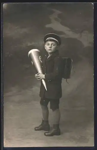 AK Schulanfänger mit Mappe und Schultüte