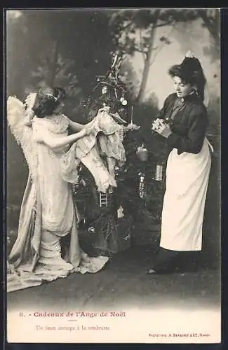 AK Weihnachtsengel bringt einer Frau Geschenke