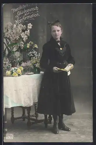 AK Konfirmandin vor einem Tisch mit Blumensträussen
