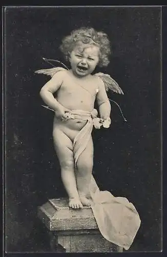 AK Weinender Amor auf einem Sockel