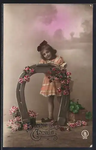 AK Mädchen mit riesigem Hufeisen, Kleeblättern und Rosen, Bonne Année