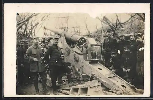 Foto-AK Französisches 155 mm Geschütz und uniformierte Soldaten
