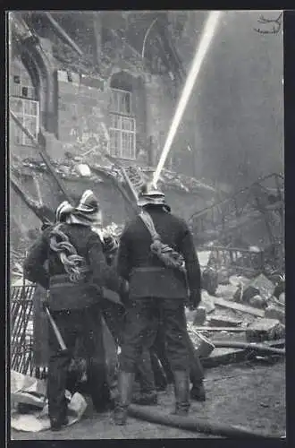 AK Stuttgart, Feuerwehr beim löschen des Brandes vom alten Schloss 1931