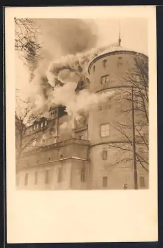 Foto-AK Stuttgart, Brand des Schlosses