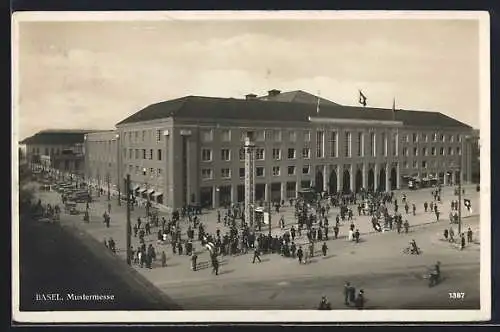 AK Basel, Mustermesse, Besucher vor dem Messegelände