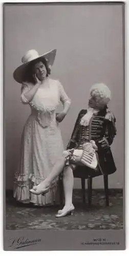 Fotografie Ludwig Gutmann, Wien, Schauspielerin Hansi Niese als Resel und Frl. Vallon als der Prinz