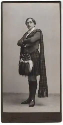 Fotografie Ludwig Gutmann, Wien, Schauspieler Hubert Marischka als Olivier in Didi im Kilt