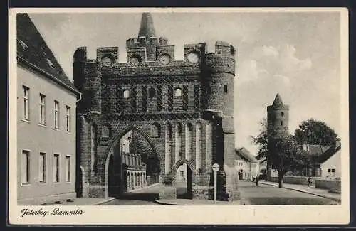 AK Jüterbog, Dammtor mit Strasse und Turm