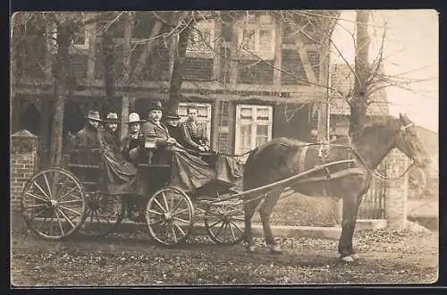 Foto-AK Herrengesellschaft in einer Pferdekutsche vor einem Gebäude
