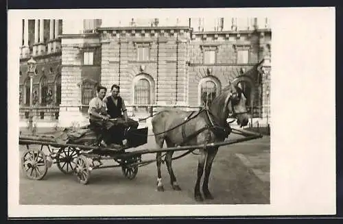 Foto-AK Zwei Landarbeiter in einem Pferdewagen vor einem städtischen Gebäude