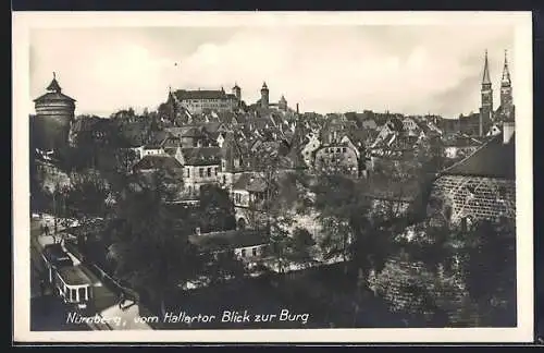 AK Nürnberg, Blick zur Burg mit Strassenbahn vom Hallertor aus
