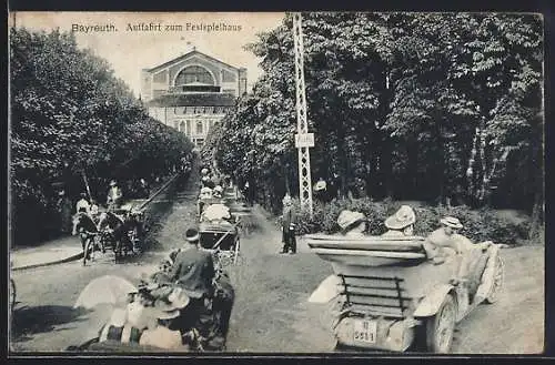 AK Bayreuth, Auffahrt zum Festspielshaus, Kutschen & Autos
