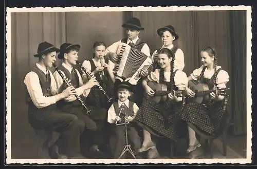 AK Reutte /Tirol, Trachtenkapelle Familie Engel mit Instrumenten