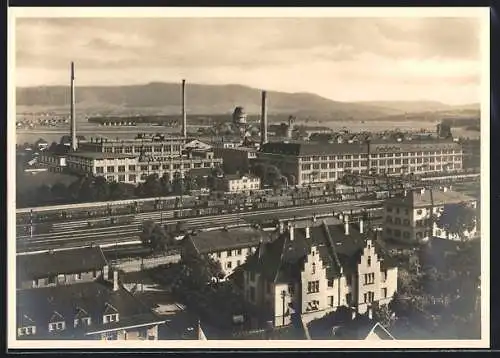 AK Singen / Hohentwiel, Maggi-Werke, rechts hinter dem Hauptgebäude die Maggi-Siedlung, Schienerberg, Fabrik, Bahngleise