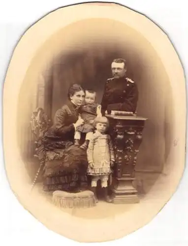 Fotografie unbekannter Fotograf und Ort, Soldat in Uniform mit seiner Familie