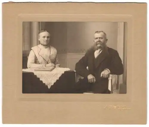 Fotografie H. G. Mehlert, Itzehoe, Frau und Mann, Mann mit buschigem Schnauzbart
