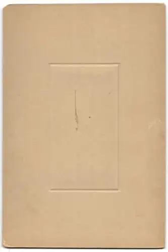 Fotografie Herm. Jursch, Nürnberg, junges Mädchen am Tag ihrer ersten heiligen Communion im weissen Kleid mit Kerze