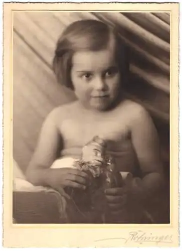 Fotografie Röhringer, Wien, niedliches Mädchen mit Porzellan Affenpuppe in der Hand, Grossformat 19 x 26cm