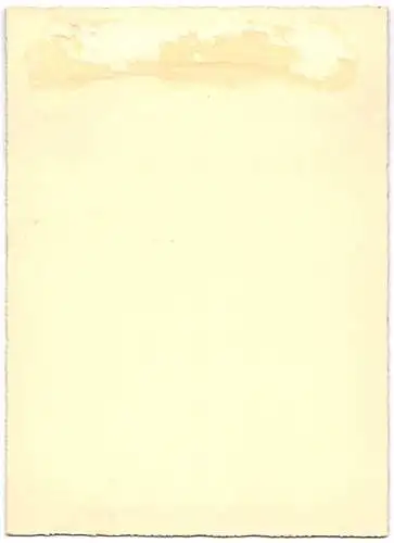 Fotografie Röhringer, Wien, niedliches Mädchen mit Porzellan Affenpuppe in der Hand, Grossformat 19 x 26cm