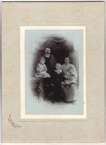 Fotografie Arth. Josef Bett, Tulln, Parkgasse, Mutter und Vater mit ihren drei Kindern