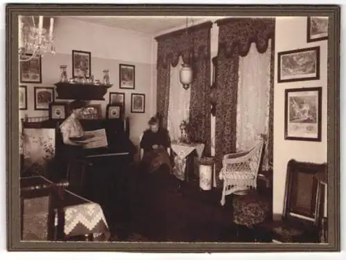 Fotografie Willy Heinemann, Lübeck, Wohnzimmer der Familie Willy Heinemann mit Klavier und Einrichtung