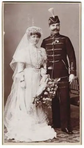 Fotografie unbekannter Fotograf und Ort, K.u.K. Soldat in Uniform mit Orden nebst seiner Braut, Kriegshochzeit