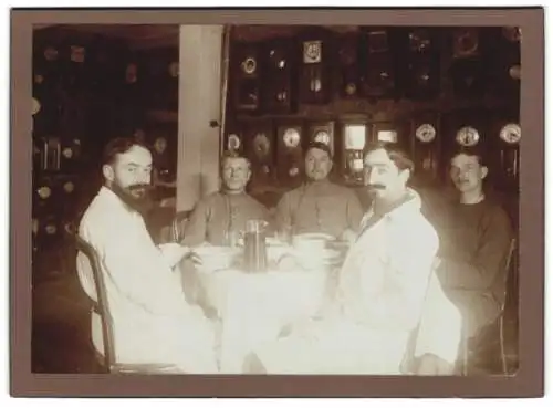 Fotografie unbekannter Fotograf und Ort, franzöische Kriegsgefangene / POW / PG arbeiten im Uhrengeschäft Emil Martin