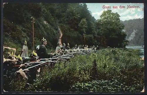 AK Soldaten in Uniformen beim Manöver