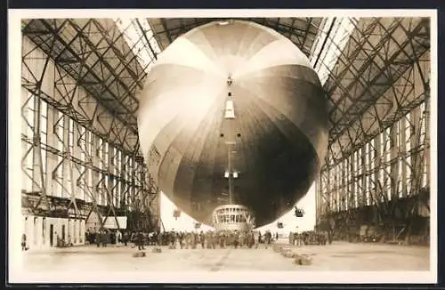 AK Luftschiff LZ 127 Graf Zeppelin beim Einbringen in die Halle