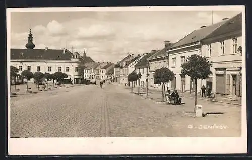AK G. Jenikov, Strassenpartie mit Platz, Geschäften und Turm
