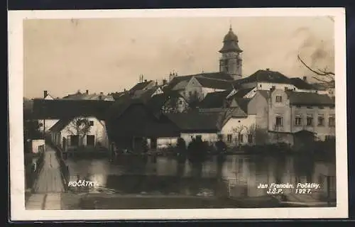 AK Pocatky, Ortspanorama mit Brücke vom Wasser aus