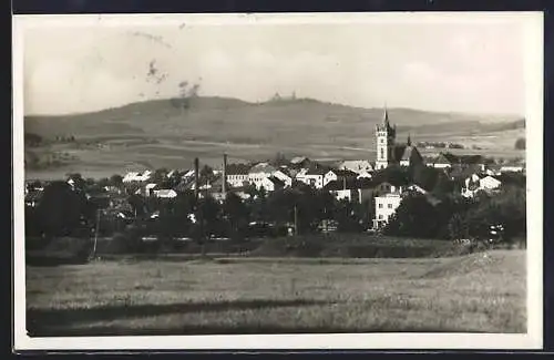 AK Humpolec, Ortsansicht mit Bergpanorama und Burg