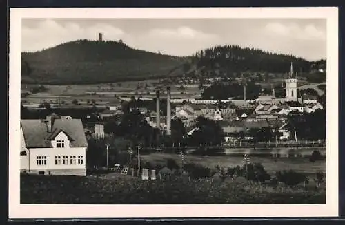 AK Humpolec, Teilansicht mit Berg- und Turmblick, Fabrikschlote