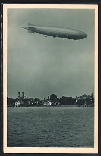 AK Friedrichshafen, Zeppelin-Luftschiff über dem Ort