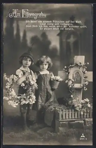 AK Kinder legen Blumen am Elterngrab nieder, Spruch Ich kenn` ein einsam Plätzchen...
