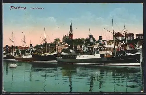 AK Flensburg, Dampfer im Innenhafen, Kirchturm