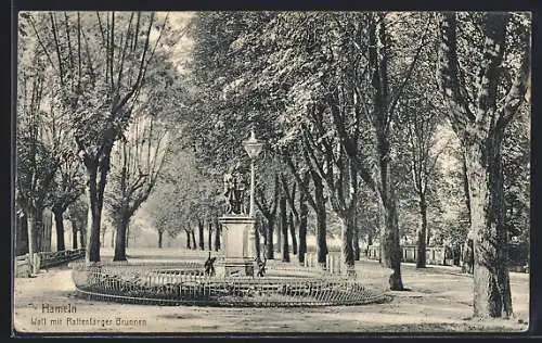 AK Hameln, Wall mit Rattenfänger Brunnen