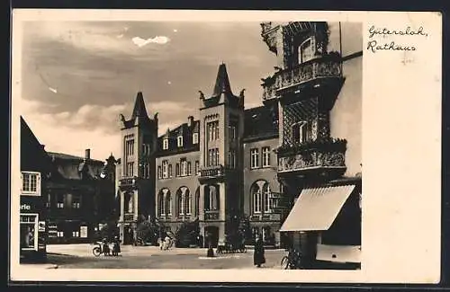 AK Gütersloh, Blick auf das Rathaus mit Vorplatz und Passanten