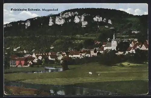 AK Muggendorf /Fränkische Schweiz, Ortsansicht mit Berg im Hintergrund
