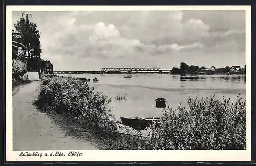 AK Lauenburg a. d. Elbe, Elbufer mit Brücke im Hintergrund