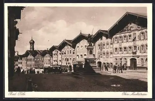 AK Bad Tölz, Obere Marktstrasse mit Passanten und Denkmal