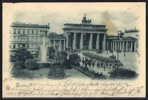 AK Ganzsache PP19 57 /02: Berlin, Brandenburger Tor mit Soldaten und Passanten