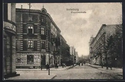 AK Insterburg, Kasernenstrasse mit Passanten und abzweigender Strasse
