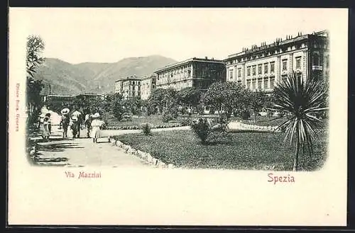 AK Spezia, Via Mazzini mit Anlagen und Spaziergängern