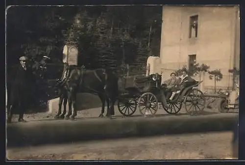 Foto-AK Zwei Damen in einer Pferdekutsche an einer Strasse