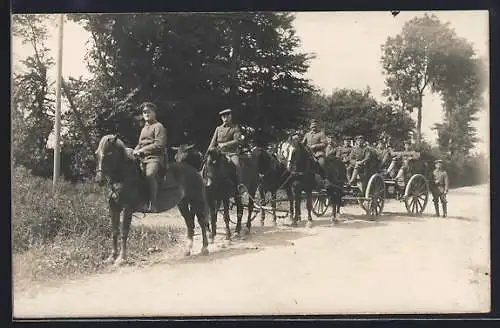Foto-AK Soldatengruppe in Kutschen und zu Pferde auf einer Strasse