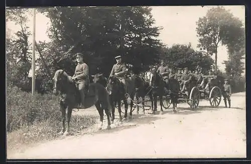 Foto-AK Soldatengruppe in Kutschen und zu Pferde auf einer Landstrasse