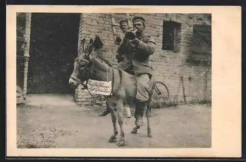 Foto-AK Soldat auf dem Rücken eines Esels beim Trompetenspiel