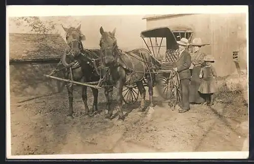 Foto-AK Kleine Familie mit Pferdekutsche vor einem Stallgebäude