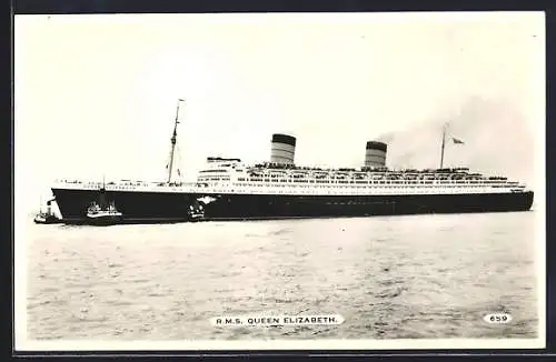 AK Passagierschiff RMS Queen Elizabeth auf dem Meer